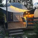 Podniebny Glamping בורסק
