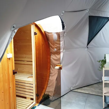 Podniebny Glamping ボルスク